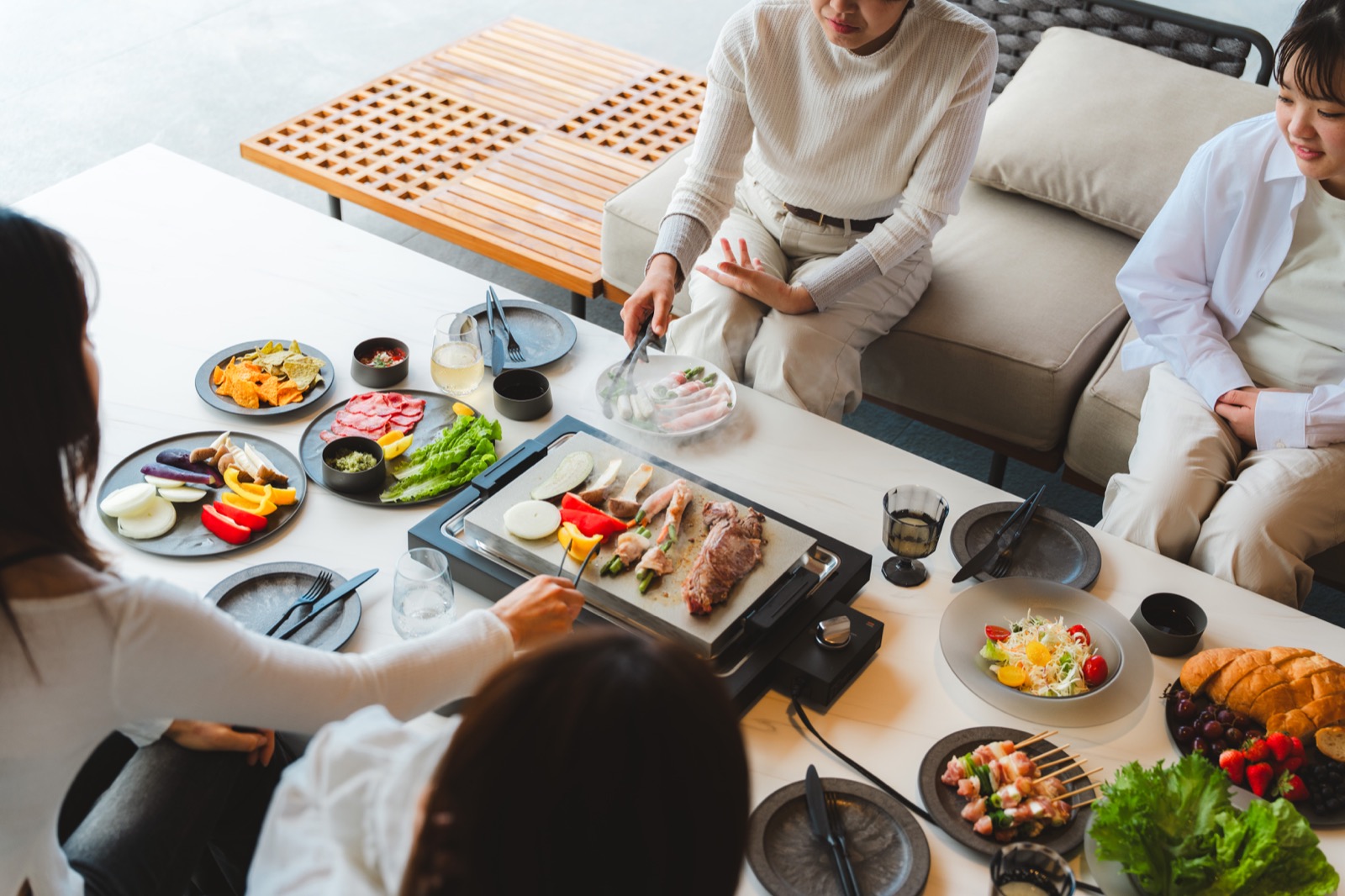 海辺の別邸で食卓を囲む