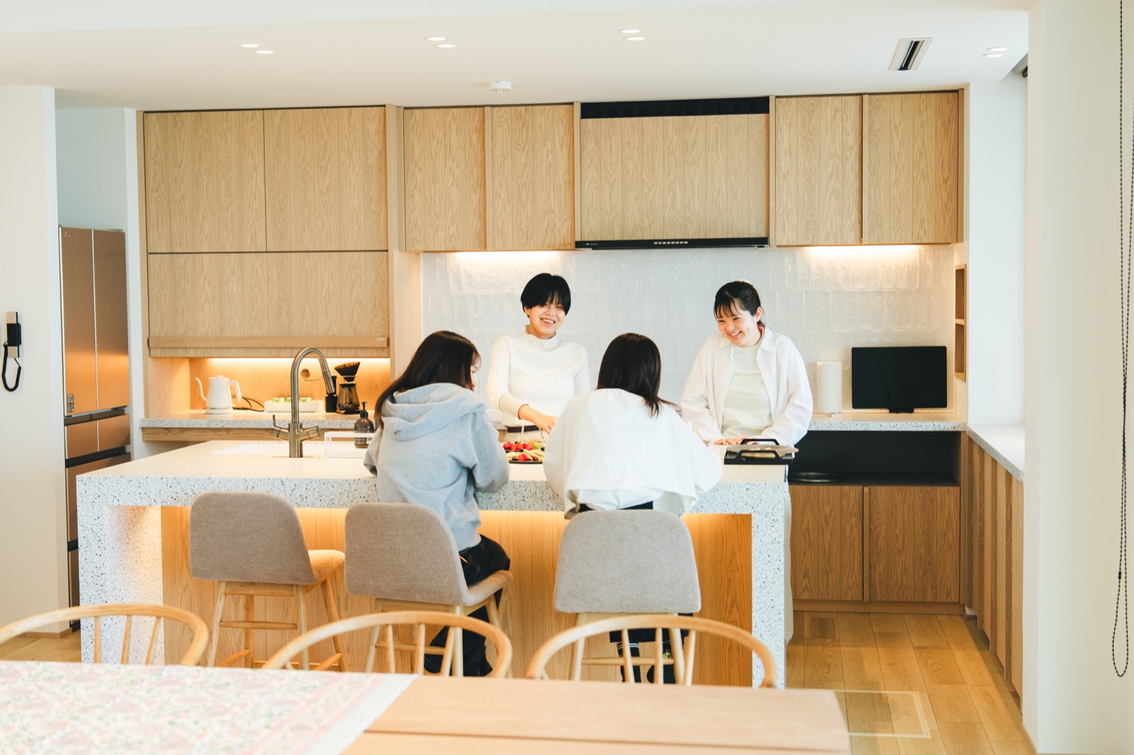 調理器具や食器が揃うキッチン